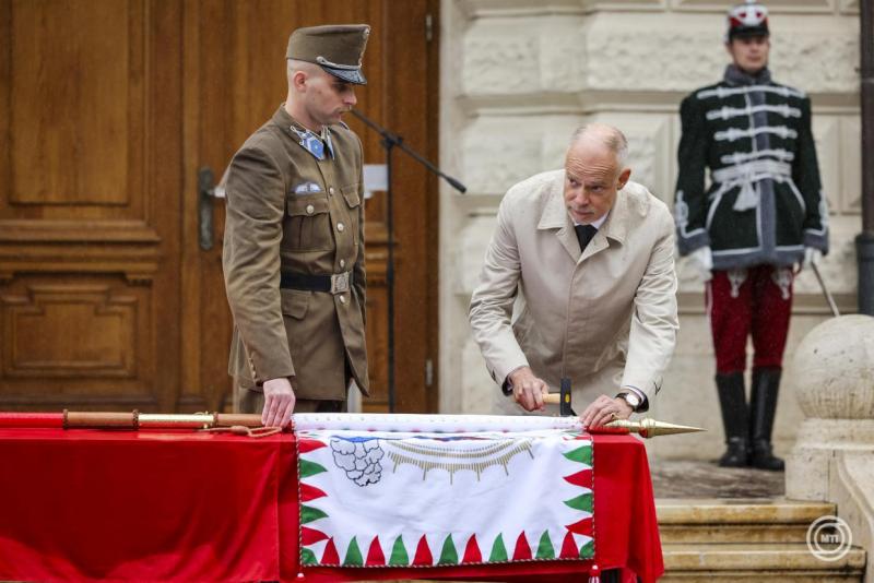 Szalay-Bobrovniczky Kristóf szavai emlékeztetnek bennünket arra, hogy a haza mindig megőrzi emlékét azoknak, akik életüket adták érte. Az ő bátorságuk és áldozatuk örökre beivódik a nemzet történetébe, és méltó helyet kap a szívünkben.