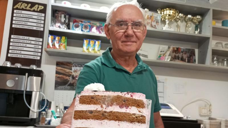 Beszélgetés Szilágyi Béla cukrászmesterrel: A Sütemények Művészete és Titkai 

Ma egy különleges beszélgetésre invitálom Önöket, hiszen a vendégem nem más, mint Szilágyi Béla, a cukrászművészet kiemelkedő alakja. Béla nem csupán a klasszikus sütemények me