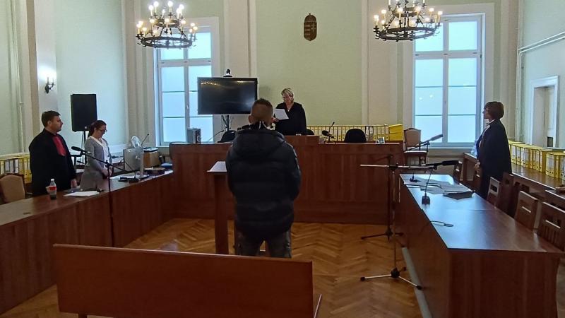 Tiszafüreden tragikus esemény történt, ahol az alkohol hatása alatt álló személy életveszélyes testi sértést követett el. Az incidens során nemcsak a feszültség, hanem a vér is folyt, ami súlyos következményekkel járt.