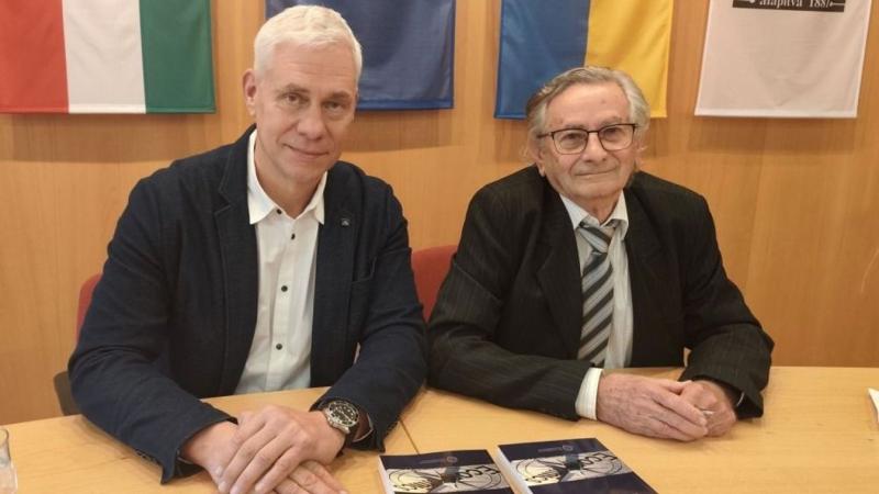 A 30Y helyett most a 8X dübörög az egyetemi kampuszon, és a fiatalok szívbe markoló dallamai töltenek be minden sarkot. A régi idők emlékei helyett most új ritmusok és friss energiák árasztják el a tereket, ahogy a diákok együtt élik meg a pillanat varázs