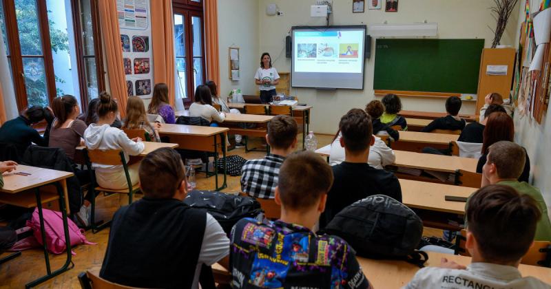 Újra asztalhoz ülnek a Belügyminisztérium szakemberei, hogy megvitatják a pedagógusok bérfejlesztésének kérdését.