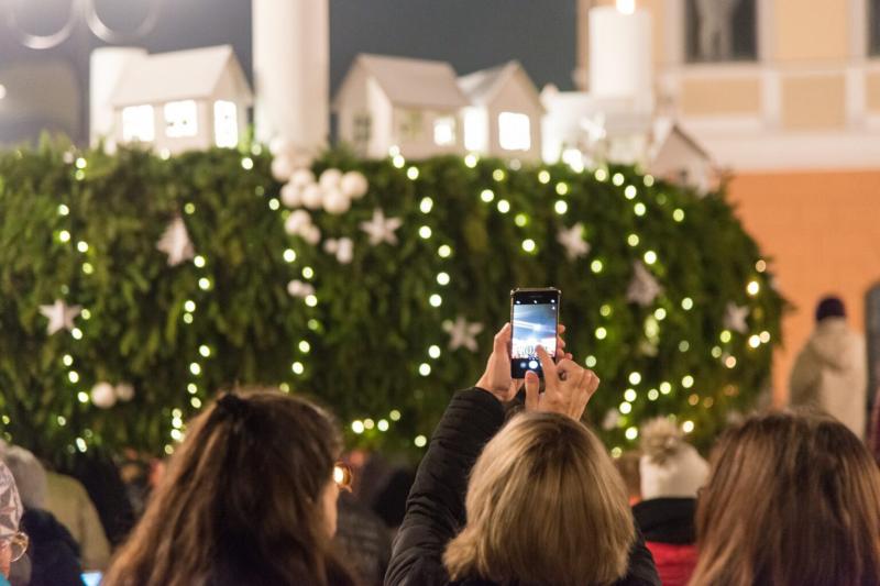 Sepsiszentgyörgyön vasárnap ünnepélyes keretek között felgyúlnak az első lángok az impozáns adventi koszorún, ezzel megkezdődve a karácsonyi várakozás időszaka.