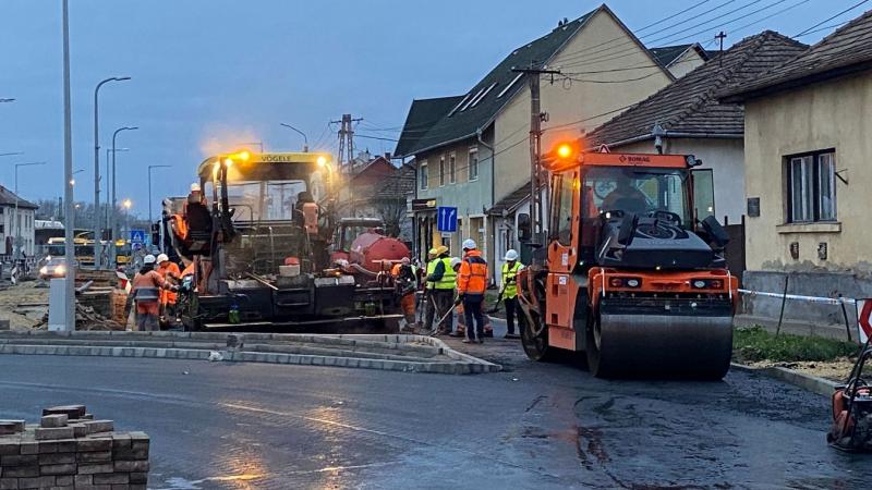 ZAOL - Kosztolányi utcai fejlesztés: aszfaltozási munkálatok a vasútállomás környékén zajlanak.