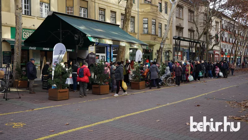 A jótékony összefogás utolsó ételosztásán is hatalmas sor kígyózott, miközben az emberek izgatottan várták a meleg ételt, amely reményt és táplálékot ígért a hideg napokban.