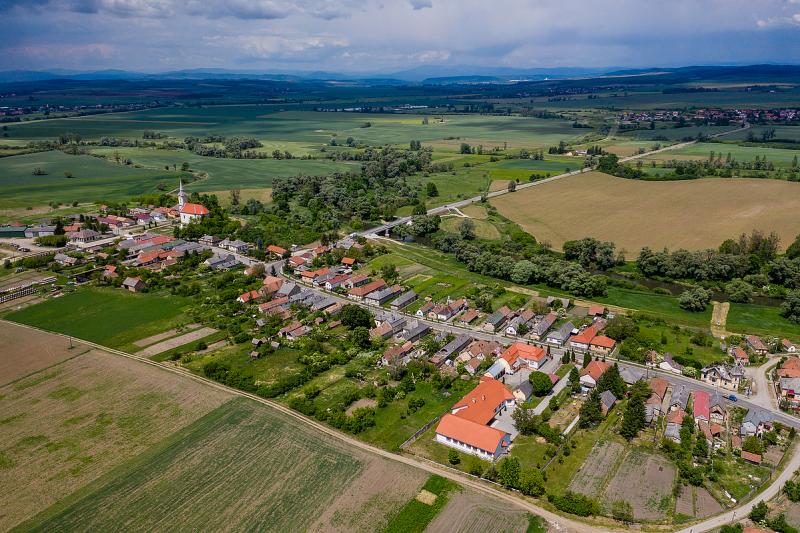 Íme néhány kreatív ötlet, amelyek segíthetnek a vidéki települések rezsijének csökkentésében:

1. **Energiatakarékos világítás**: Az önkormányzatok és a lakók együttműködhetnek energiatakarékos LED világítás telepítésében, amely hosszú távon jelentős megt