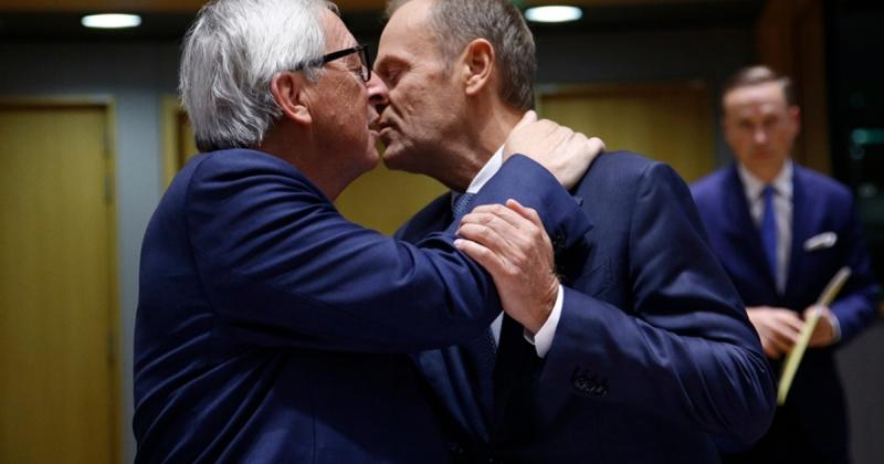 Brit szakértő: Donald Tusk a Kreml stratégiáját követi

Egy brit elemző szerint Donald Tusk politikai lépései egyértelműen a putyini forgatókönyv mintájára épülnek. A szakértő rámutatott, hogy Tusk módszerei és kommunikációs technikái hasonlóságokat mutat