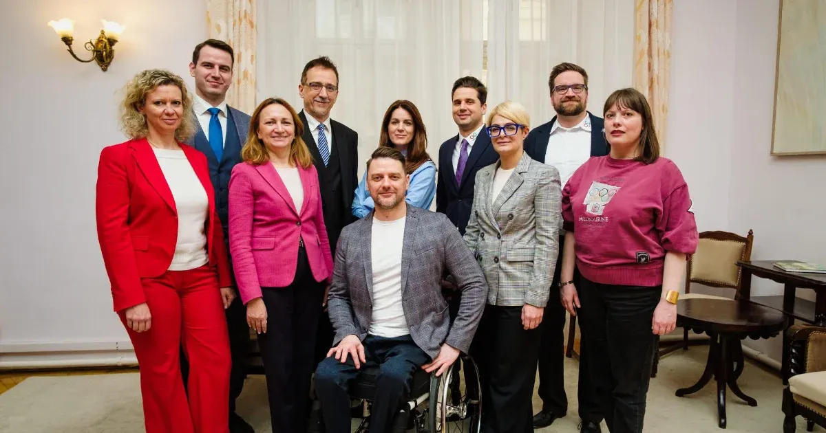 A Tisza Párt véleménye szerint Karácsony Gergely is hozzájárul a Fidesz által rendezett politikai showhoz a Fővárosi Közgyűlés keretein belül.