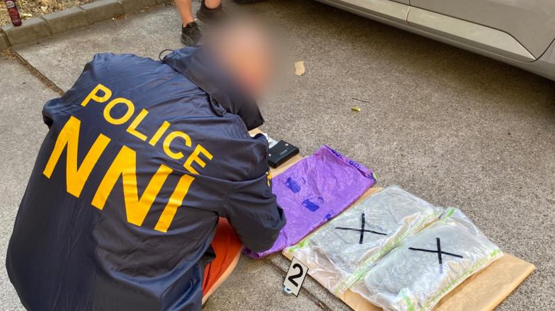 Raktárban rejtette el a drogot – egy videón látható, ahogy egy férfi 14 kilogramm marihuánával bukik le Budapesten.