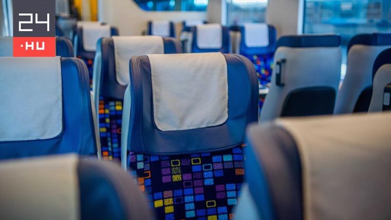 Egy különös baleset történt a Savaria InterCity vonaton, amikor egy lámpa hirtelen leomlott és egy utas fejére esett. Az eset sokkolta a járaton utazókat, akik azonnal segítséget nyújtottak a sérültnek. A történtek miatt a vonat forgalma is rövid időre le
