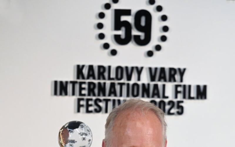 Stellan Skarsgård életműdíja nem csupán egy elismerés, hanem egy mély érzelmi utazás, amely az őszinte művészet erejét ünnepli. Az érzelmi értékek mentén haladva, Skarsgård karrierje során megannyi karaktert életre keltett, akik mind egy-egy darabka ember