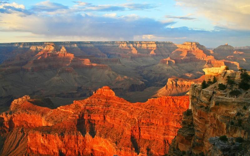 Tűzvihar söpört végig a Grand Canyon északi peremén, elpusztítva számos épületet és nyomot hagyva a tájon.