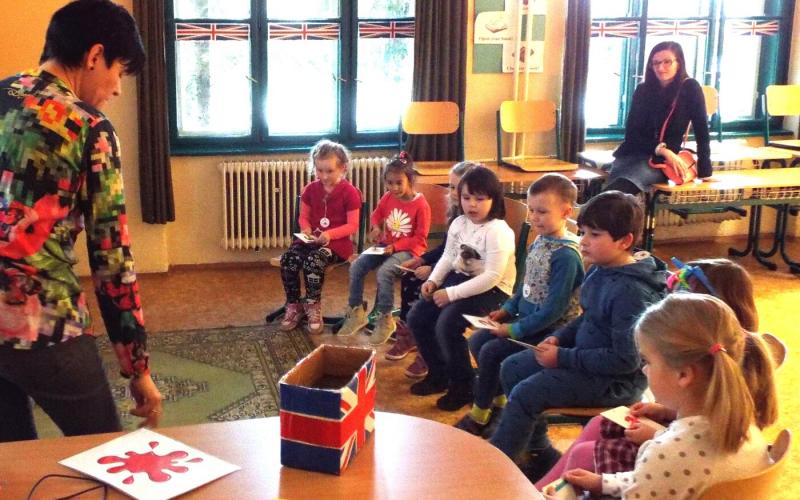 A tanárhiány továbbra is komoly problémát jelent, különösen a matektanári állások terén, ahol a kereslet a legnagyobb. Emellett az angol, informatika és fizika oktatók iránti igény is folyamatosan nő, ami tovább súlyosbítja az oktatási rendszer kihívásait