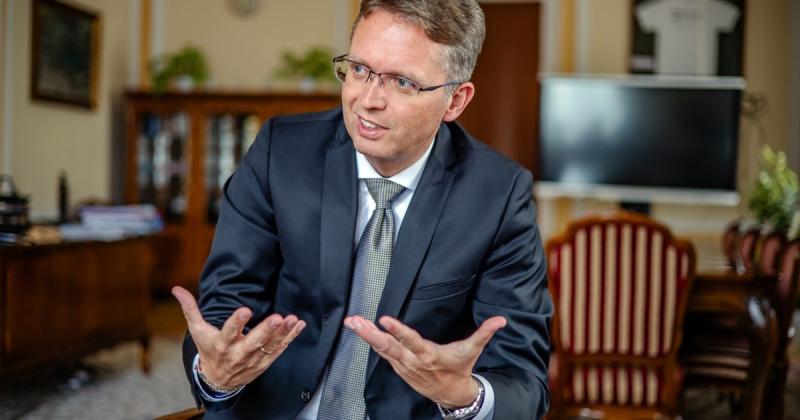 Hankó Balázs: A megújult magyar egyetemek egyre erősebben versenyeznek a nemzetközi porondon | Demokrata

A magyar felsőoktatás átalakulása új kihívások elé állítja az intézményeket, amelyek a megújulás és a versenyképesség érdekében folyamatosan keresik 