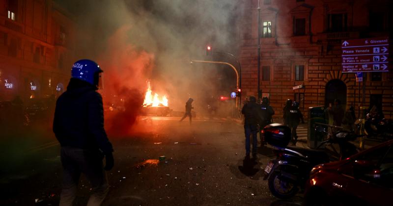 Róma utcái lángba borultak, amikor a palesztinpárti demonstrálók dühüket fejezték ki, s a híres II. János Pál szobrára sem voltak tekintettel. A város történelmi központjában, ahol a béke és a vallásos tisztelet eddig uralkodott, most feszültség és zavarg