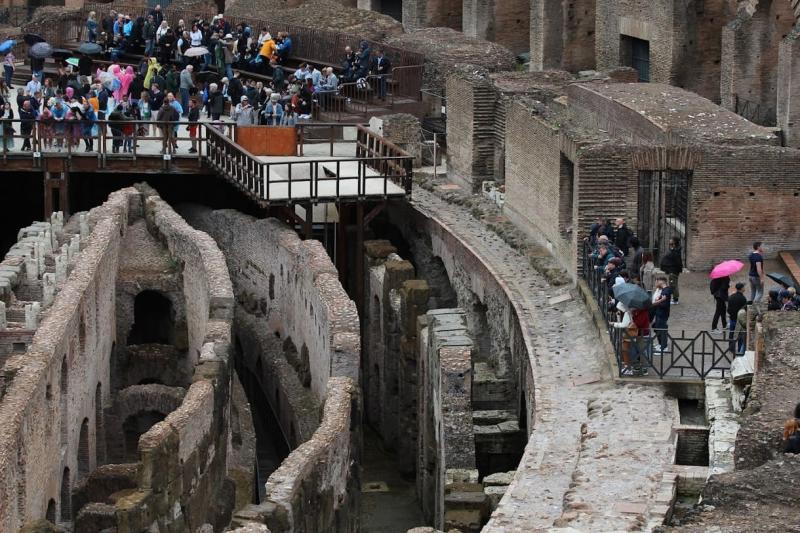 Figyelem, kedves utazók! Izgalmas hírünk van: hamarosan megnyitják a rejtélyes földalatti aluljárót, amely a híres római Colosseum alatt húzódik!