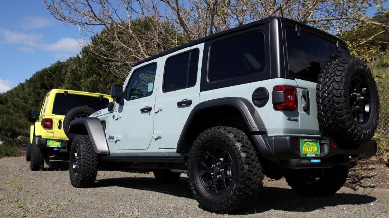 Útközben, az autópályán megálltak a Jeep terepjárói, mivel egy problémás frissítés akasztotta meg a menetet.