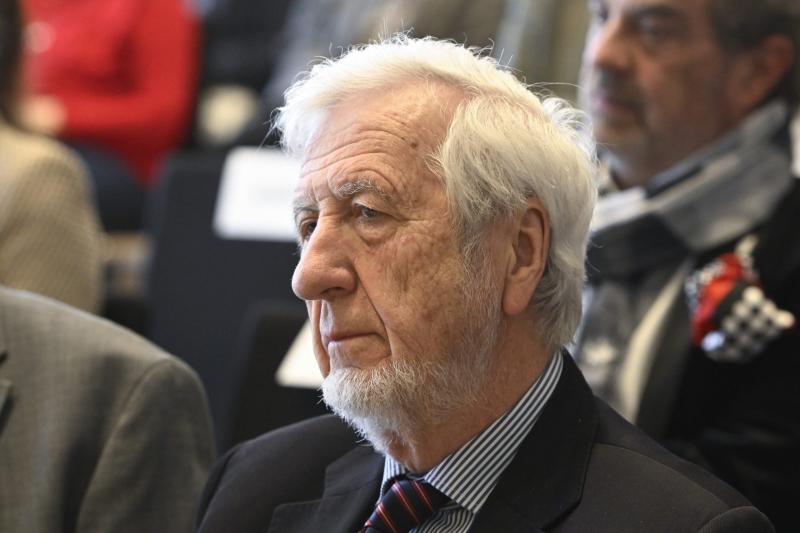 Jeszenszky Géza támadóját legalább decemberig őrizetben tartják.