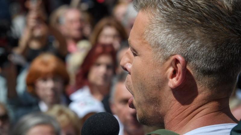 Magyar Péter Batidán különleges bakteriális kísérleteket végez Lázár Jánossal, miközben ingyenes vasúti szolgáltatásokat is bevezet.