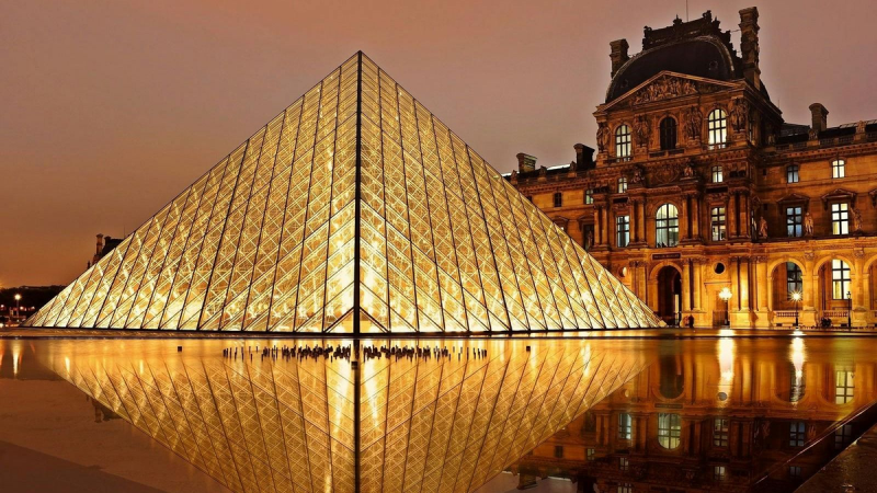 Louvre-rablás: A bűnözők munkásnak öltözve, mindössze hét perc leforgása alatt hajtották végre az ékszerek eltulajdonítását.