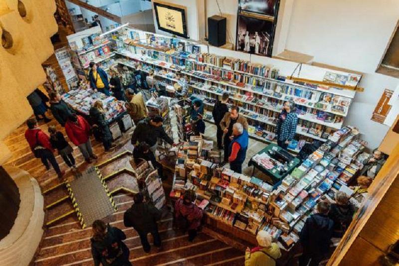 Színházi élmények és irodalmi ínycsiklandóság: Mostantól lehetőség nyílik jegyek vásárlására a Marosvásárhelyi Nemzetközi Könyvvásár izgalmas előadásaira! Ne hagyd ki ezt a különleges alkalmat!