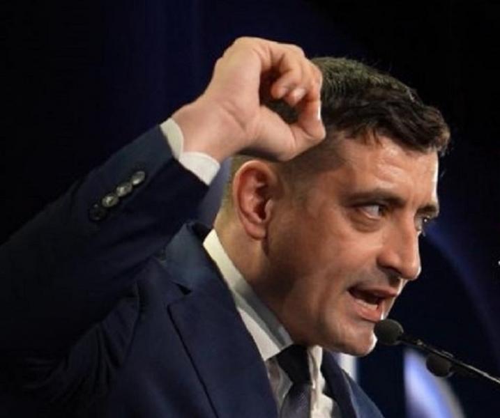 Az AUR vezetője éles kritikát fogalmazott meg az államfő és a kormánypártok ellen, támadva politikai döntéseiket és intézkedéseiket.